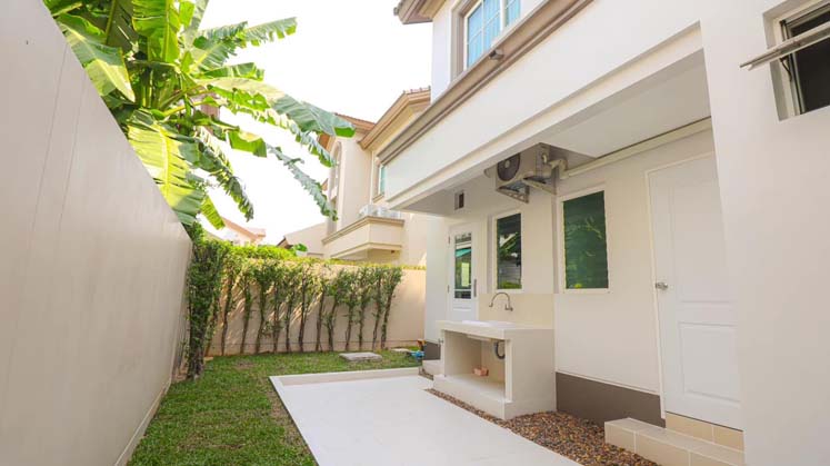House with Shared Pool in Bangnatrad : Nantawan Bangna Km.7 
